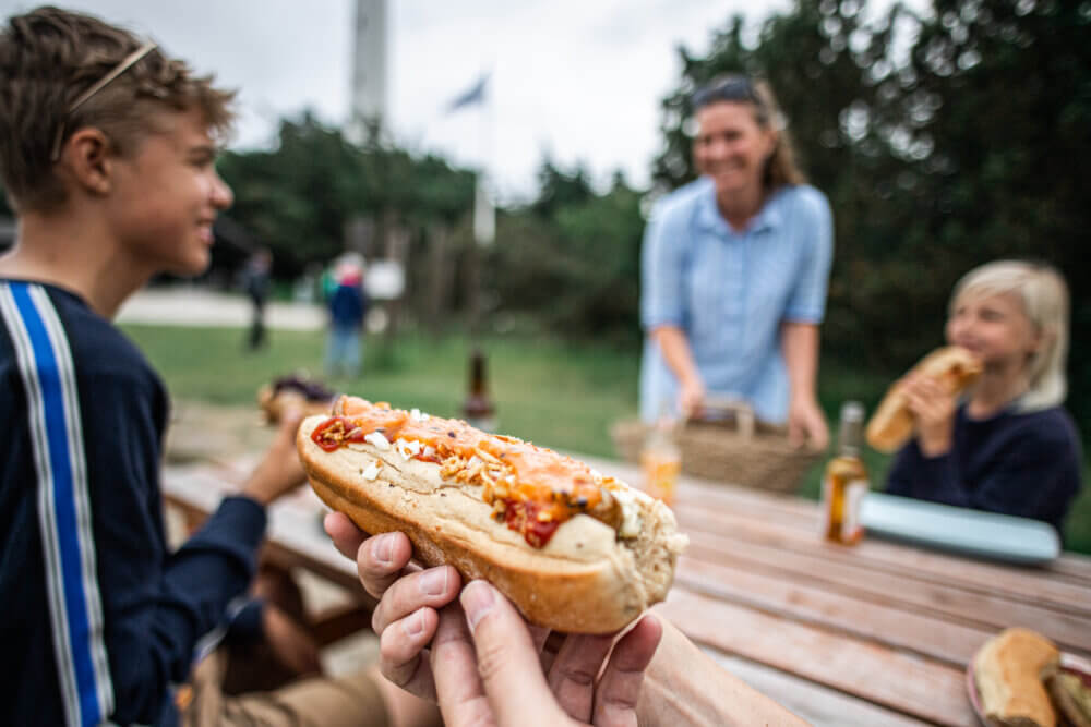 Familie spiser frokost ved Lyngvig Fyr ved Vesterhavet