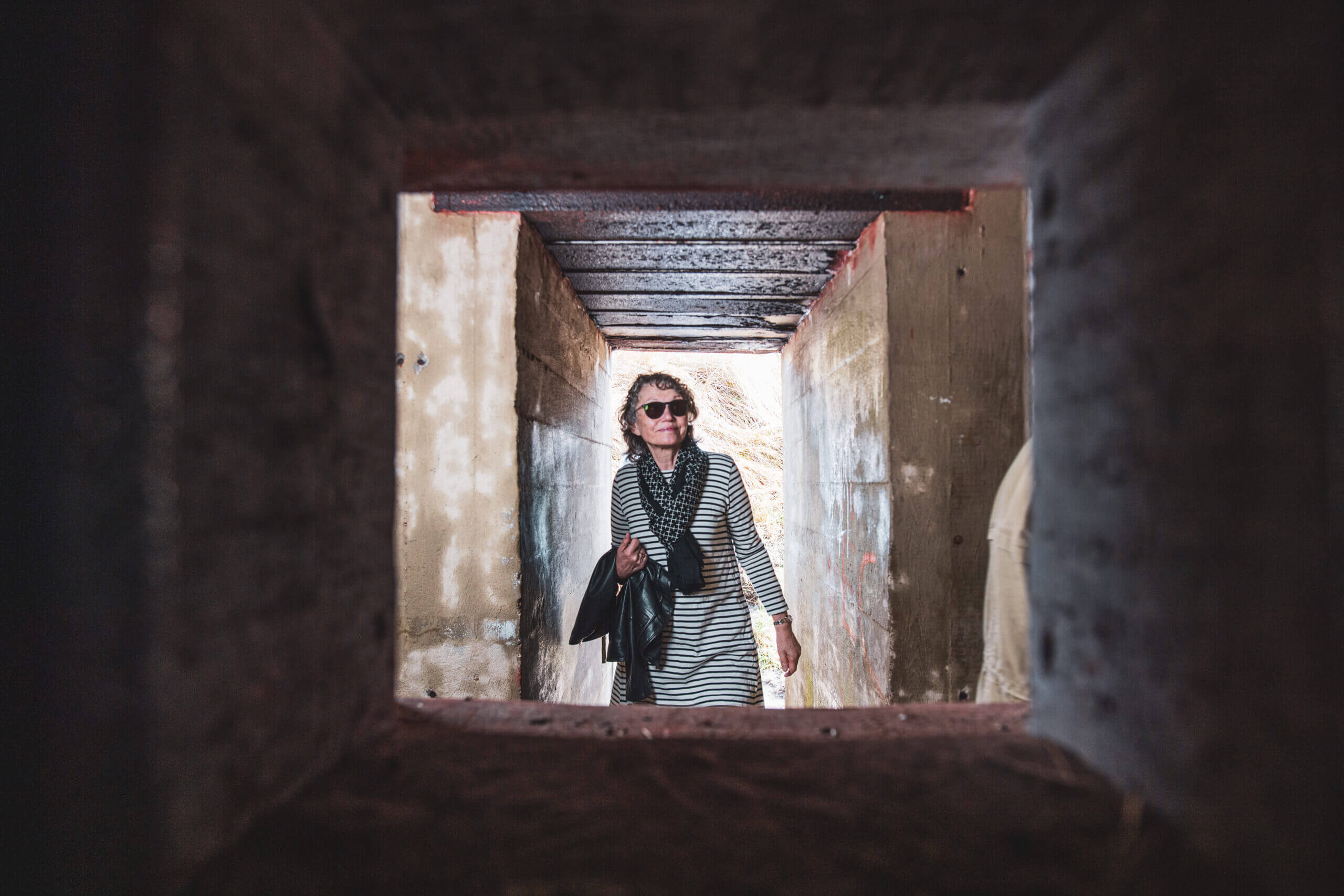 Frau auf geführt Bunker-Tour