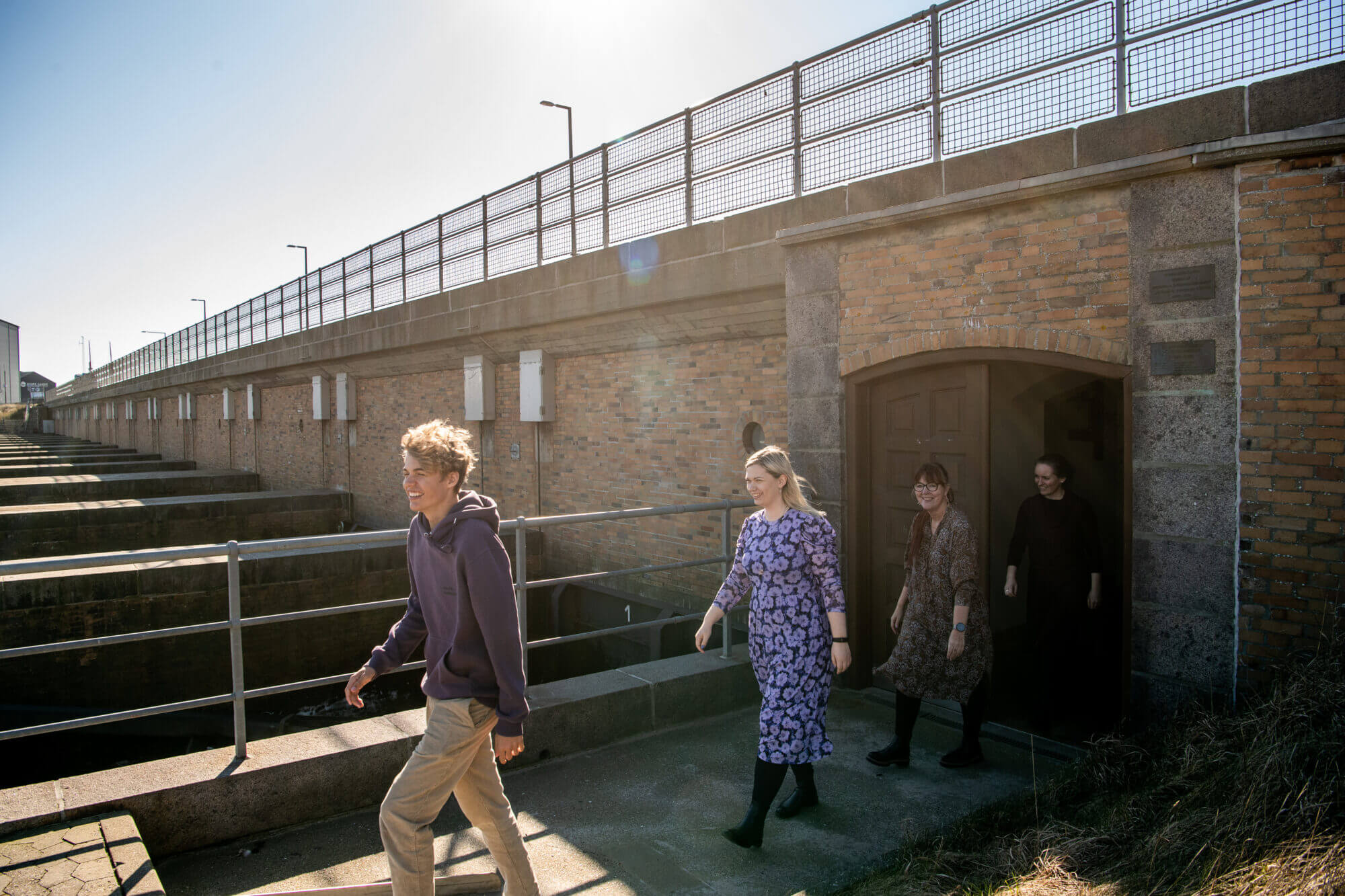 Familie på slusetur og byvandring i Hvide Sande