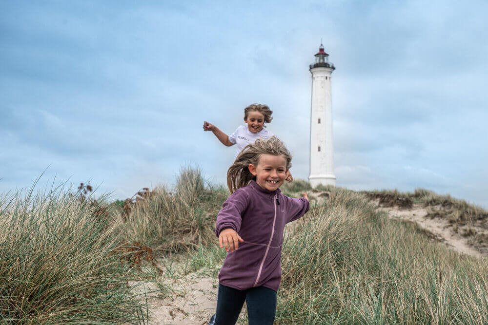 Der Leuchtturm Lyngvig Fyr in den Dünen zwischen Søndervig und Hvide Sande