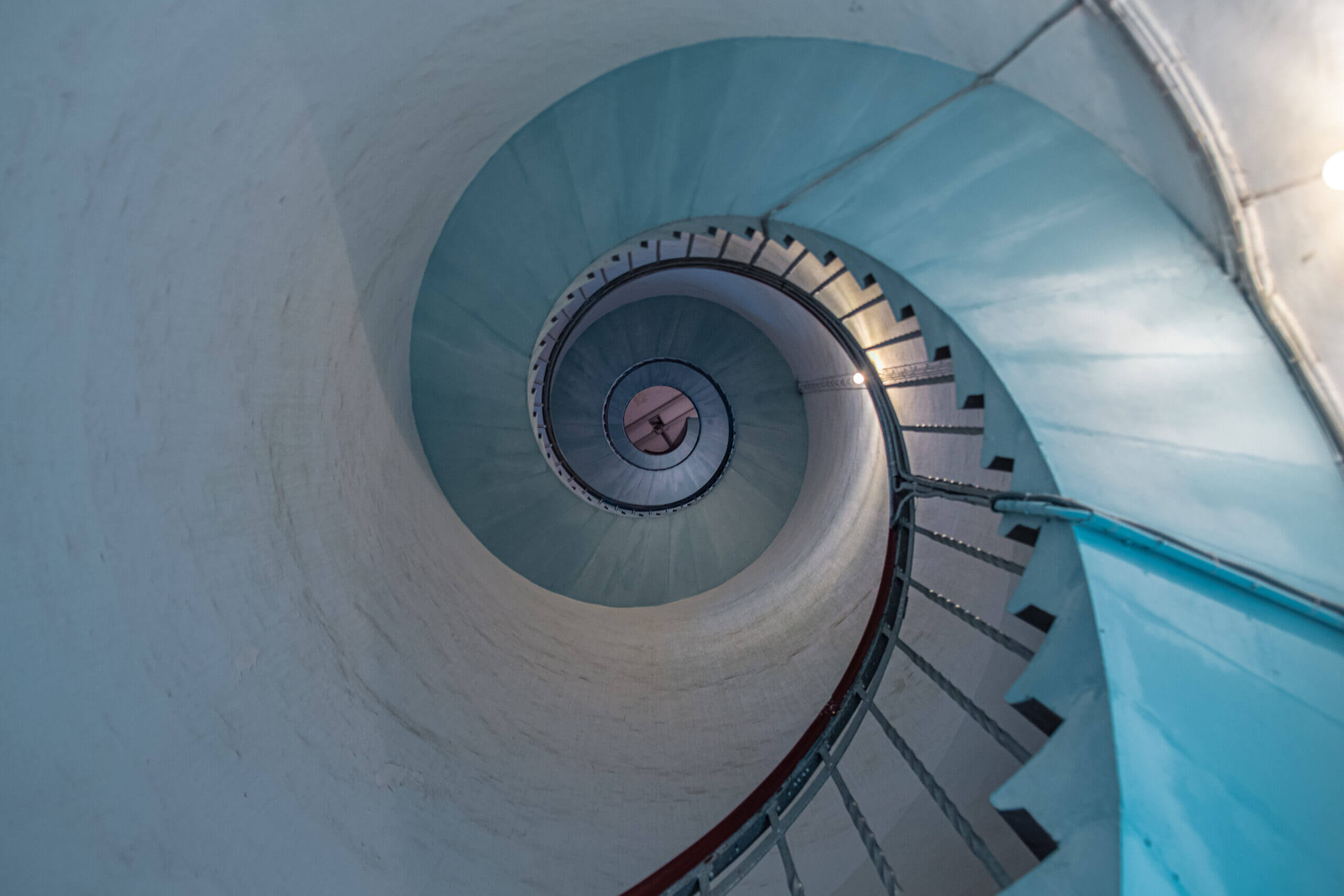 Die schöne blaue Wendeltreppe des Lyngvig-Leuchtturms