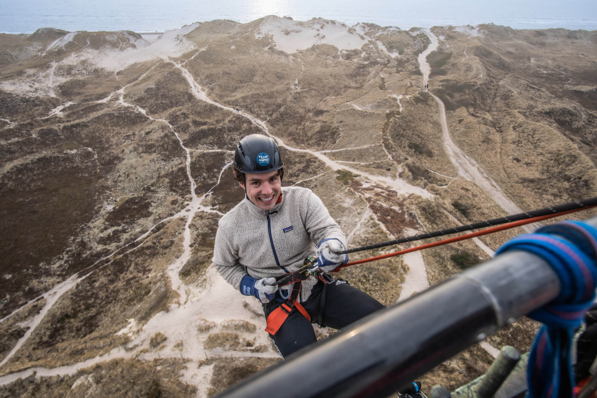 Man prøver rappelling ned fra fyrtårnet Lyngvig Fyr